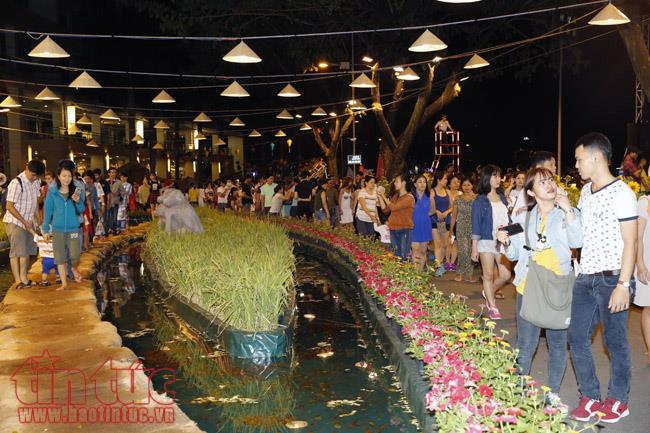 Đông đảo khách du Xuân, chụp ảnh tại các Hội hoa Xuân TP Hồ Chí Minh ảnh 1